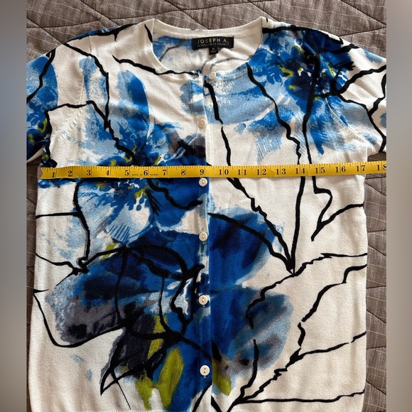 Joseph A. 3/4 sleeve button down cardigan. - Picture 3 of 4